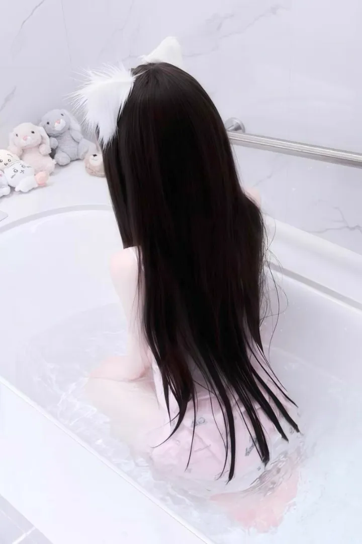 蓄谋已久的我侵犯了浴室中的同寝女孩！