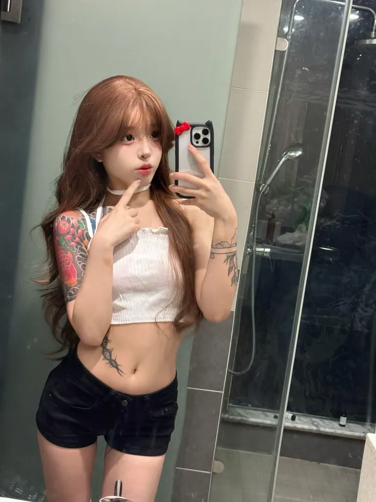 被女友绿了后转头就和精神小妹同居